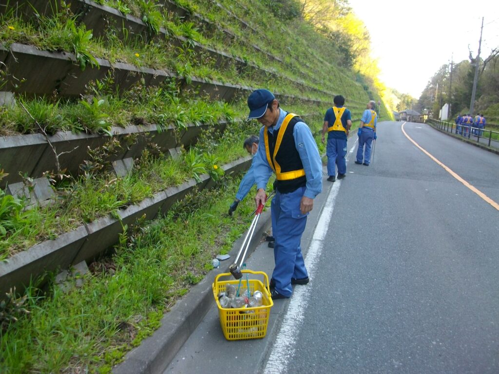 本社周辺の清掃活動を行いました